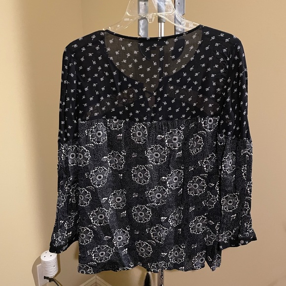 Loft blouse on a size medium - Picture 2 of 3